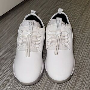 Clove BRAND NEW white shoes women’s 6